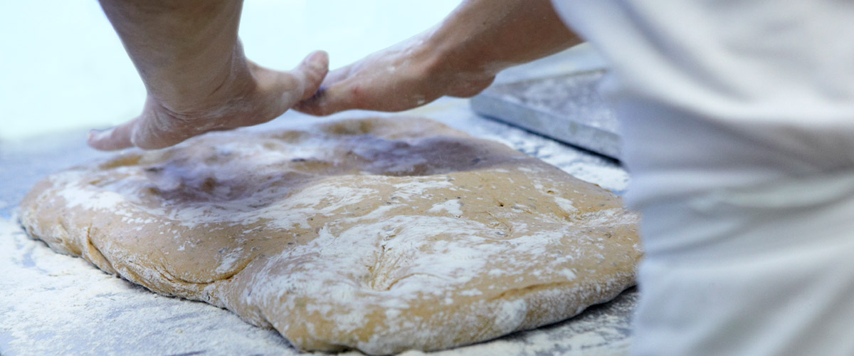 Στο εργαστήριο μας, ζυμώνουμε το ψωμί στο χέρι με τον παραδοσιακό τρόπο